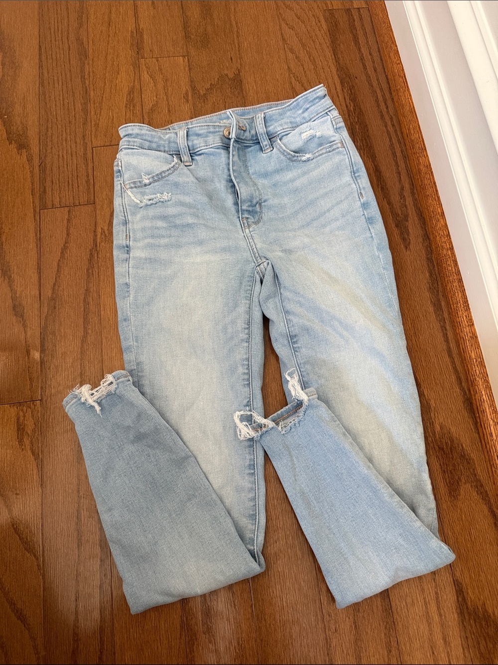 Skinny Jeans Must Have 🦋 Light Wash AE American Eagle Short Ripped Jegging - Picture 2 of 5